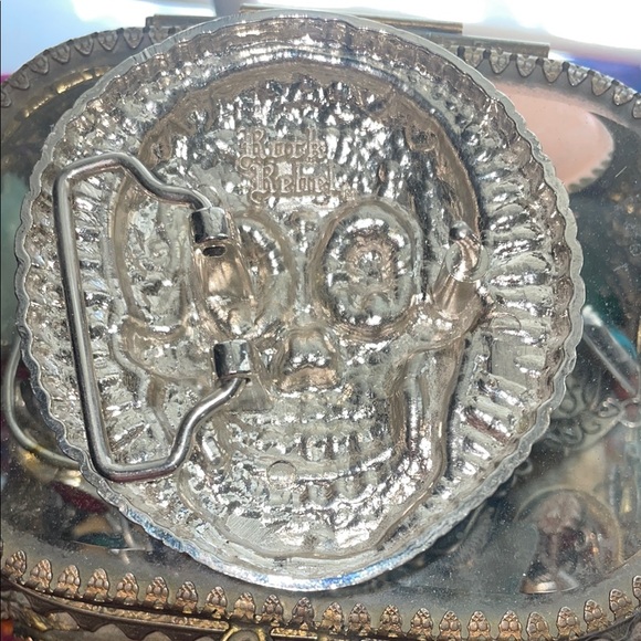 Decorative Silver Skull Accent - Picture 2 of 5